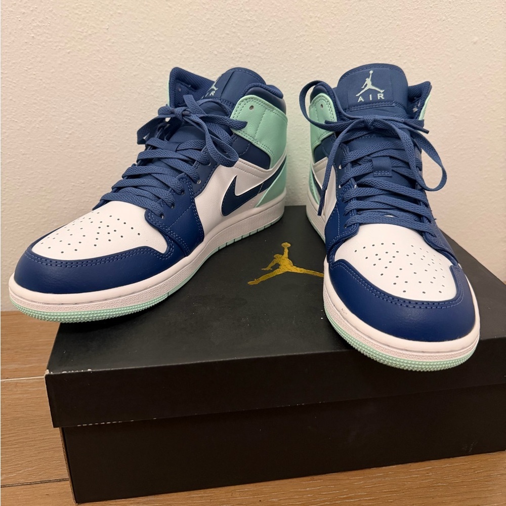 Nike Air Jordan 1 Mid Blue Mint 554724-413
10 Retro Tiffany Igloo Green Navy - Picture 3 of 6
